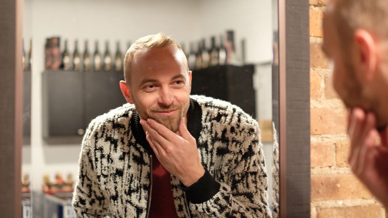 This is how one of the owners of America’s coolest barber shop gets his hair cut